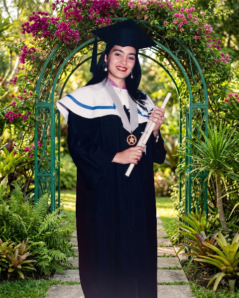 Fundadora graduándose con honores
