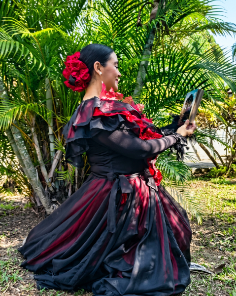 Fundadora con traje de danza folclórica